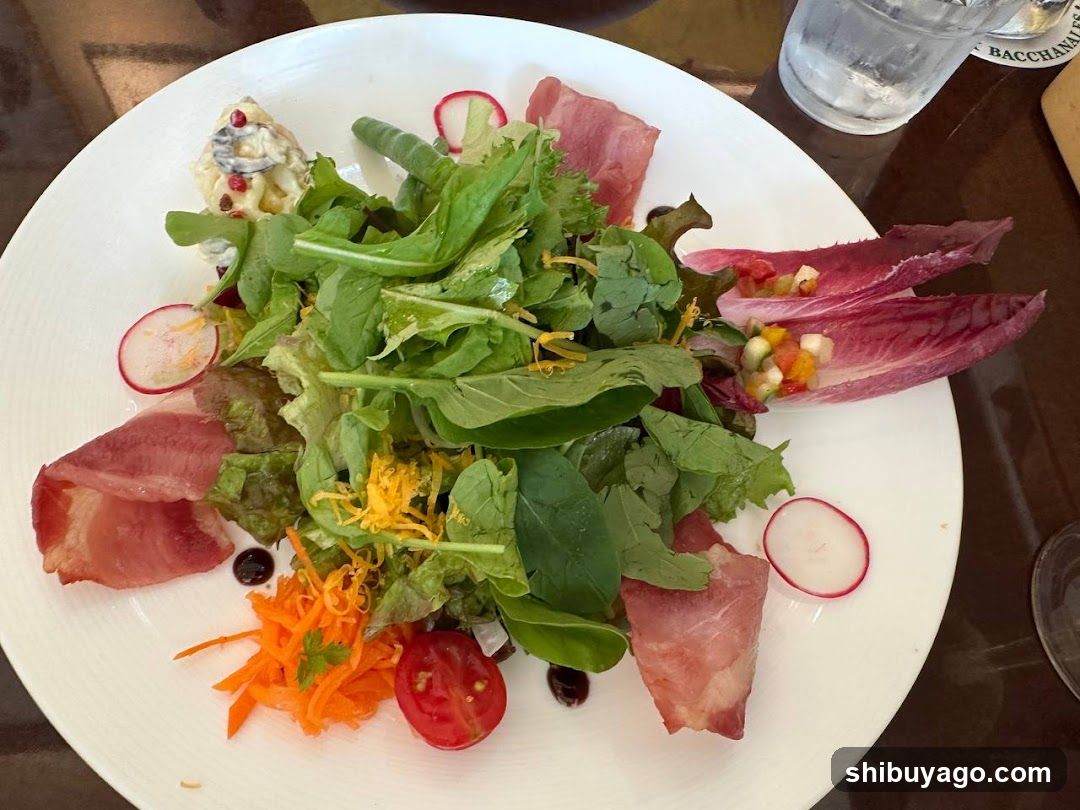 Salad with Mixed Greens and Prosciutto