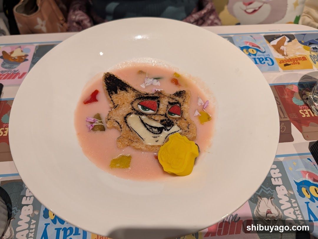 Fox-themed dessert presentation