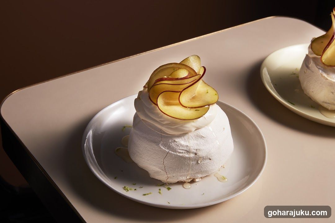 Meringue Dessert with Apple Slices