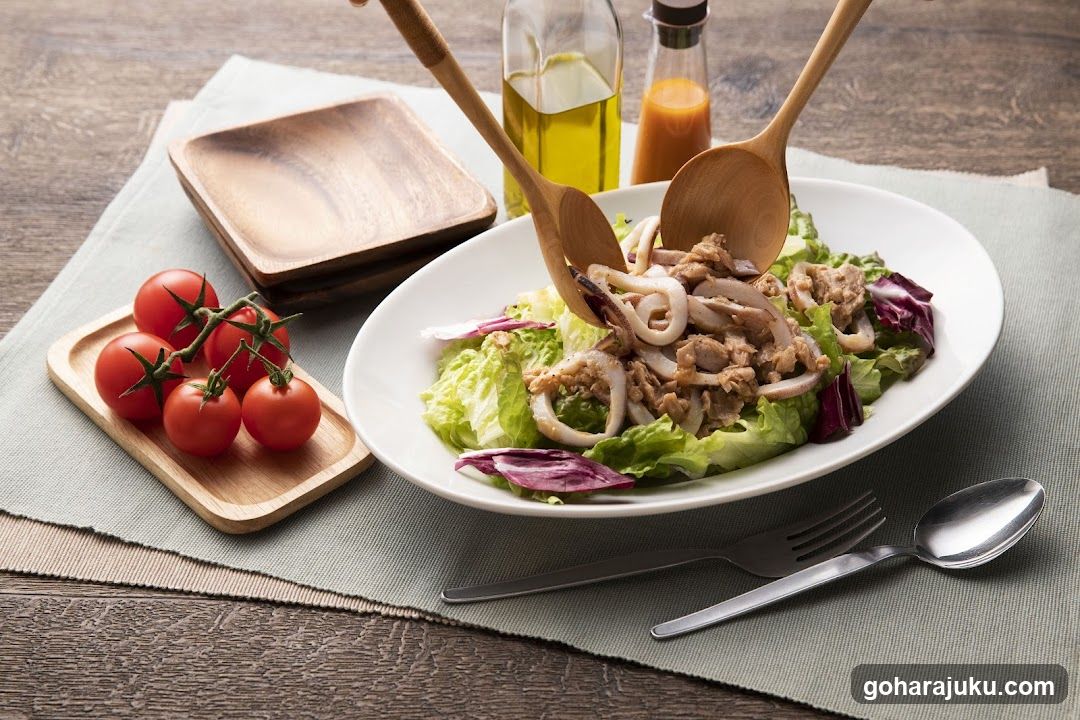 Fresh Salad with Tomatoes and Dressing