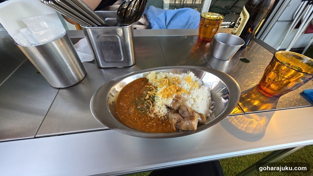 Curry Rice Bowl with Beer and Drinks