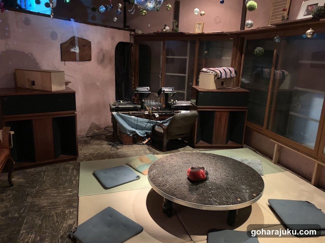 Interior of a cozy, retro-styled room with audio equipment and tatami mats.