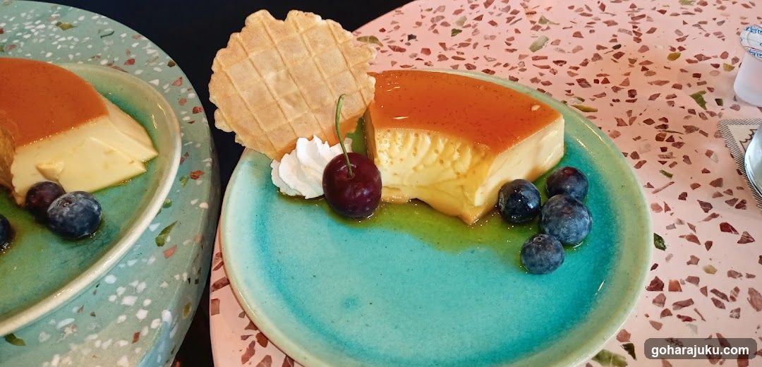 Caramel Pudding with Berries and Waffle Cracker