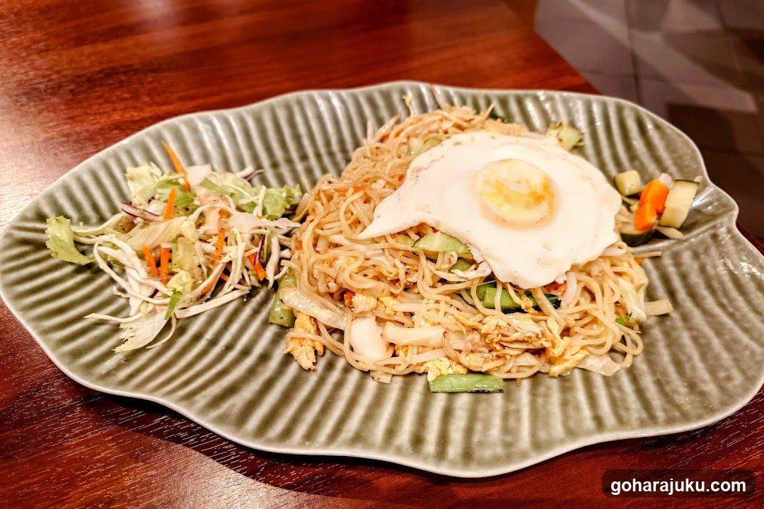 Fried Noodles with Fried Egg and Salad