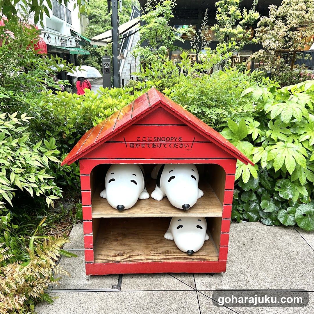 Snoopy Doghouse Display